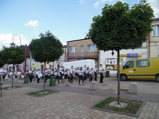 Orkiestra na czele korowodu seniorów na Chęcińskim rynku