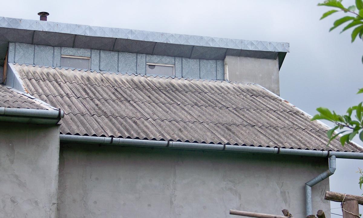 dach z płyt azbestowo-cementowych