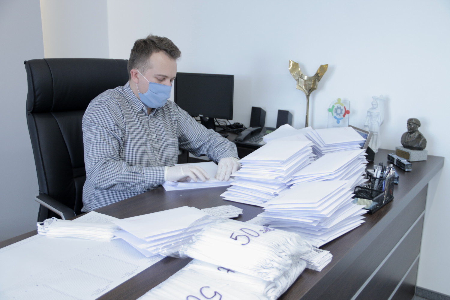 prezydent pakuje maseczki