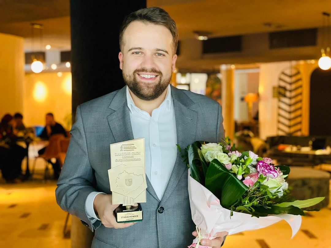 Prezydent Marek Materek ze statuetką