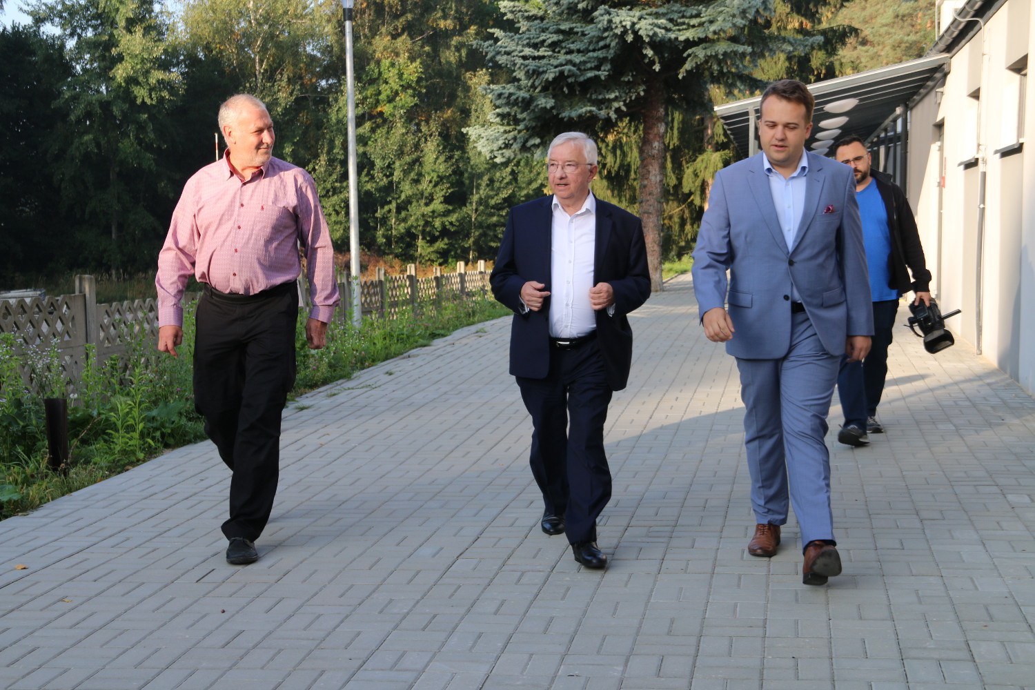 prezydent i poseł oglądają strzelnicę 